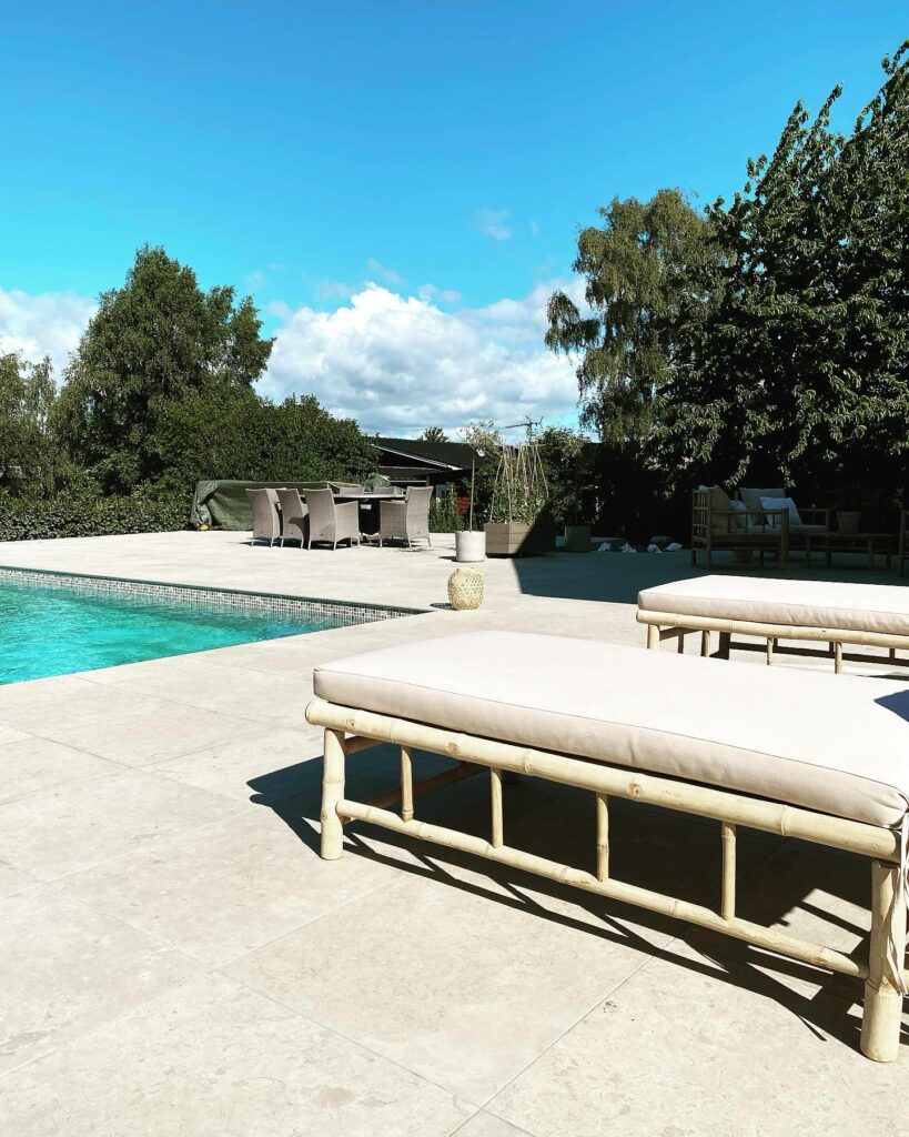 Stensatt uteplats med pool och loungemöbler – poolområde i Oskarshamn, Kalmar och Mönsterås